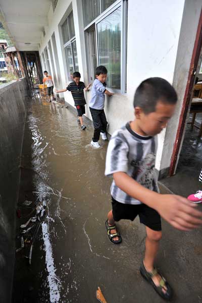 报到日，大雨“淹”了教学楼