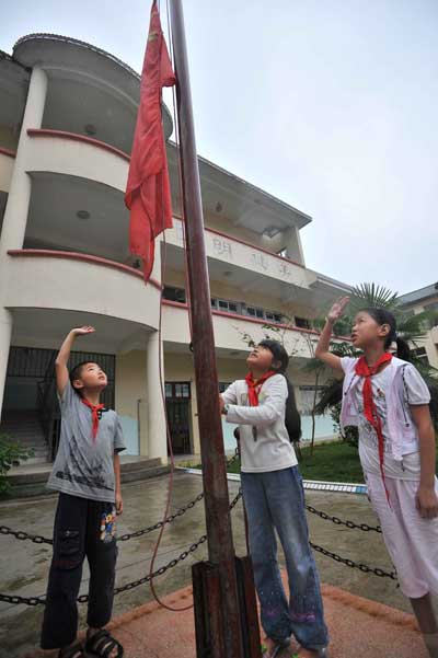 大孩子在雨中举行升旗仪式