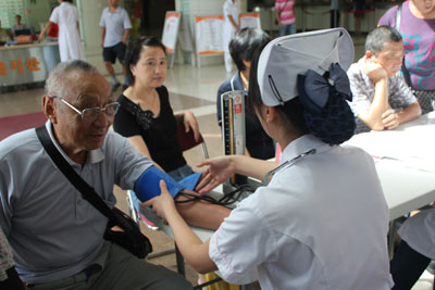 护士在为老年人体检