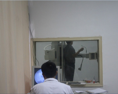 医生在为病人体检