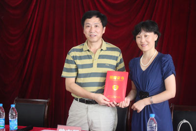 沧浪区民政局副局长陆敏为苏州东吴中西医结合医院颁发捐赠证书