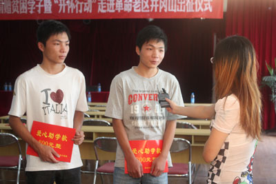 接受捐赠的兄弟俩接受采访