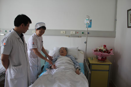 90岁高龄患者李阿婆在院治疗痔疮