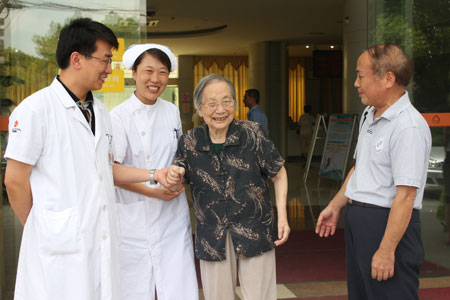 赵主任欢送李阿婆顺利出院