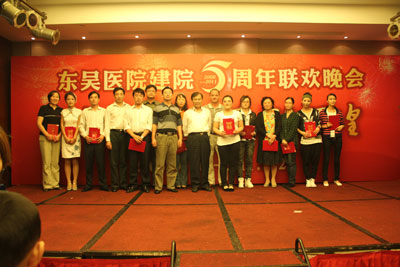 祝贺这些先进员工，像你们学习！