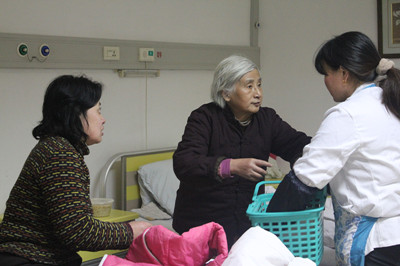 我院`为一患者及家属提供三餐