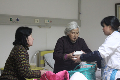 我院`为一患者及家属提供三餐