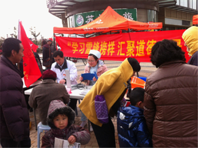 学习雷锋精神，东吴中西医结合医院医生进社区义诊 